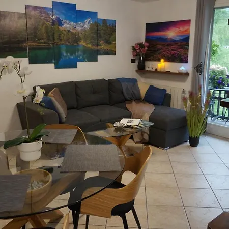 아파트 Window On The Mountains